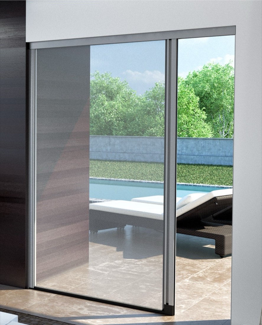 Mosquitera enrollable lateral Bora a medio cerrar en una puerta que da a una terraza con piscina (imagen del fabricante)