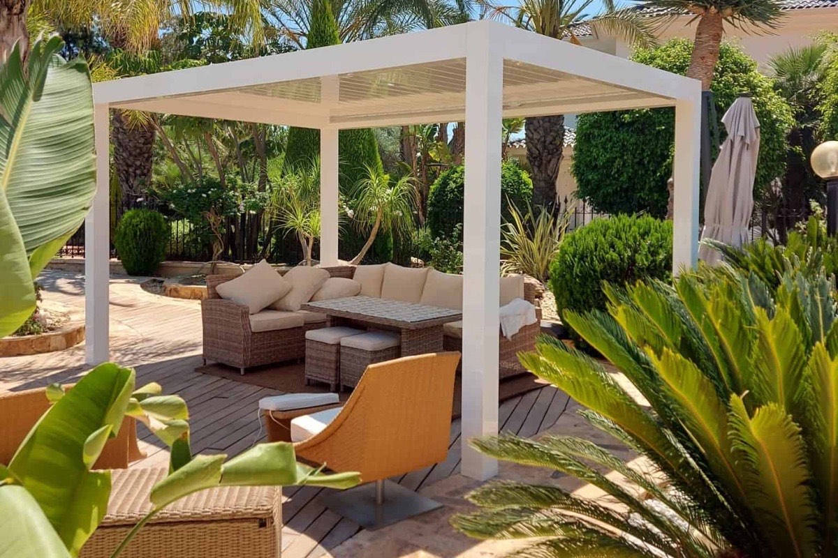 Pérgola bioclimática SEESKY-BIO en isla sobre una terraza ajardinada (imagen del fabricante)
