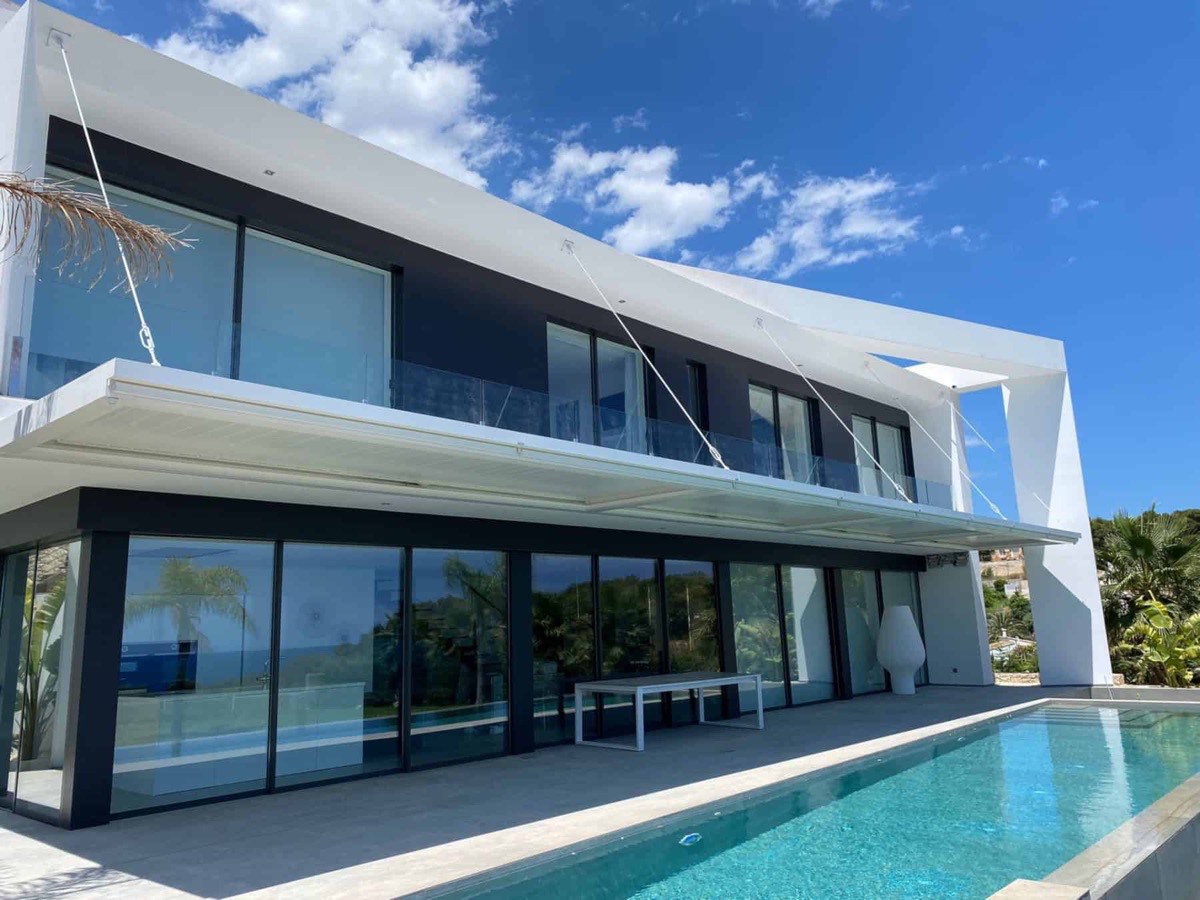 Pérgola bioclimática SEESKY-BIO suspendida con cables anclados a la fachada (imagen del fabricante)