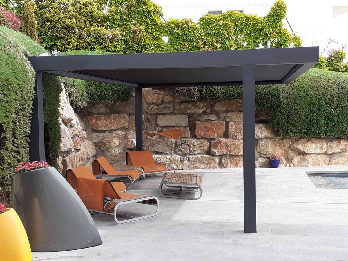 Pérgola bioclimática SEESKY-BIO con el pilar desplazado junto a una piscina (imagen del fabricante)