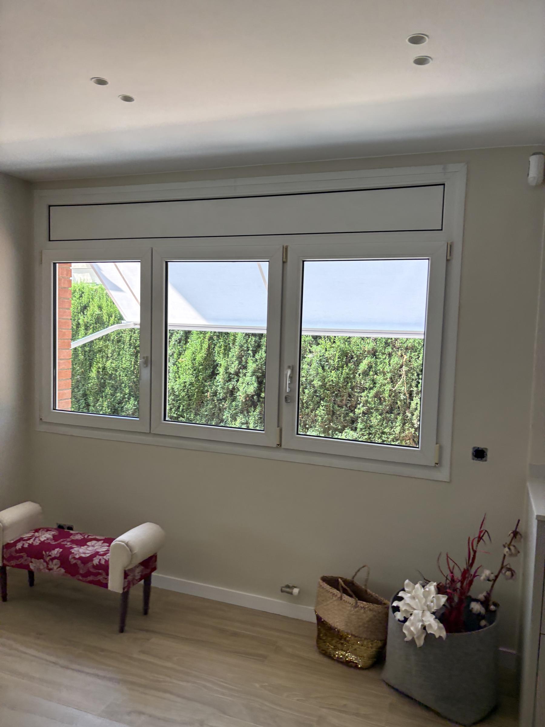 Ventana con persiana motorizada instalada por COPERSE, vista desde el interior de la vivienda