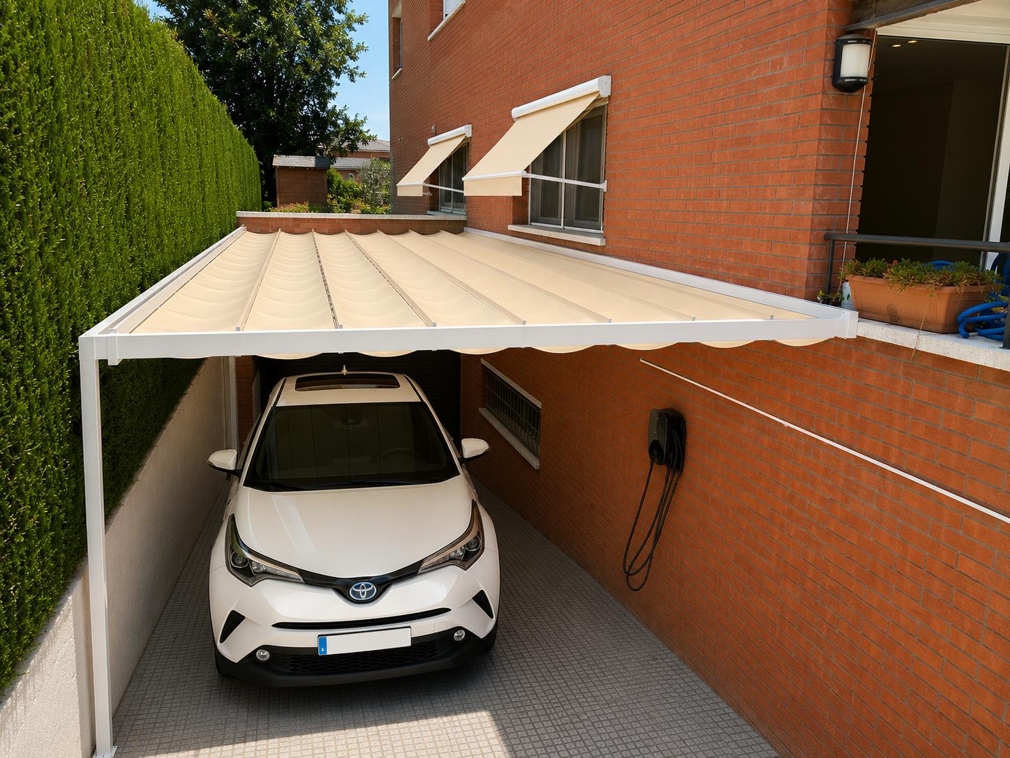 Toldo corredero sobre una plaza de aparcamiento y dos toldos de punto recto en las ventanas