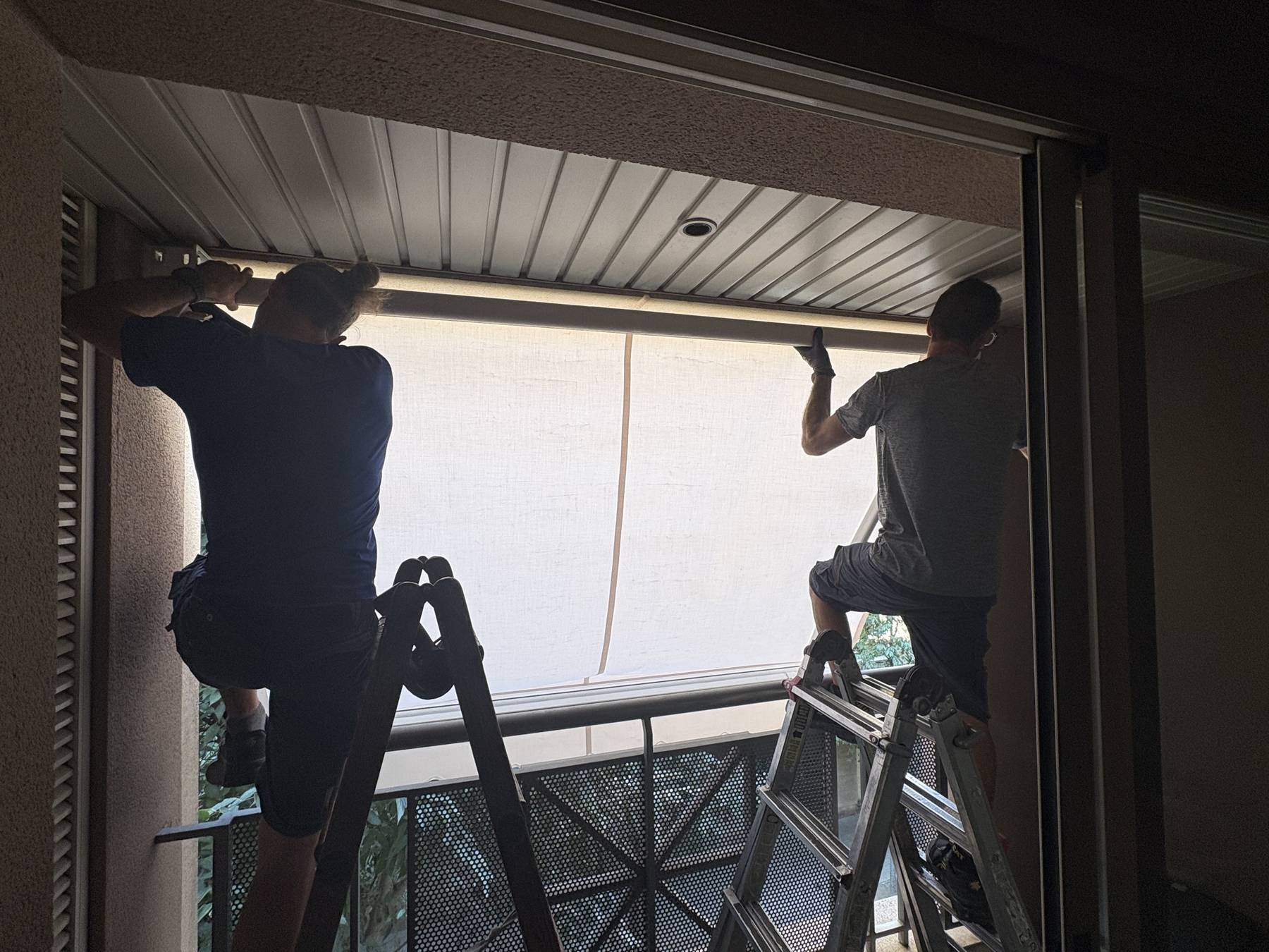 Montaje de un toldo de balcón por el equipo de COPERSE