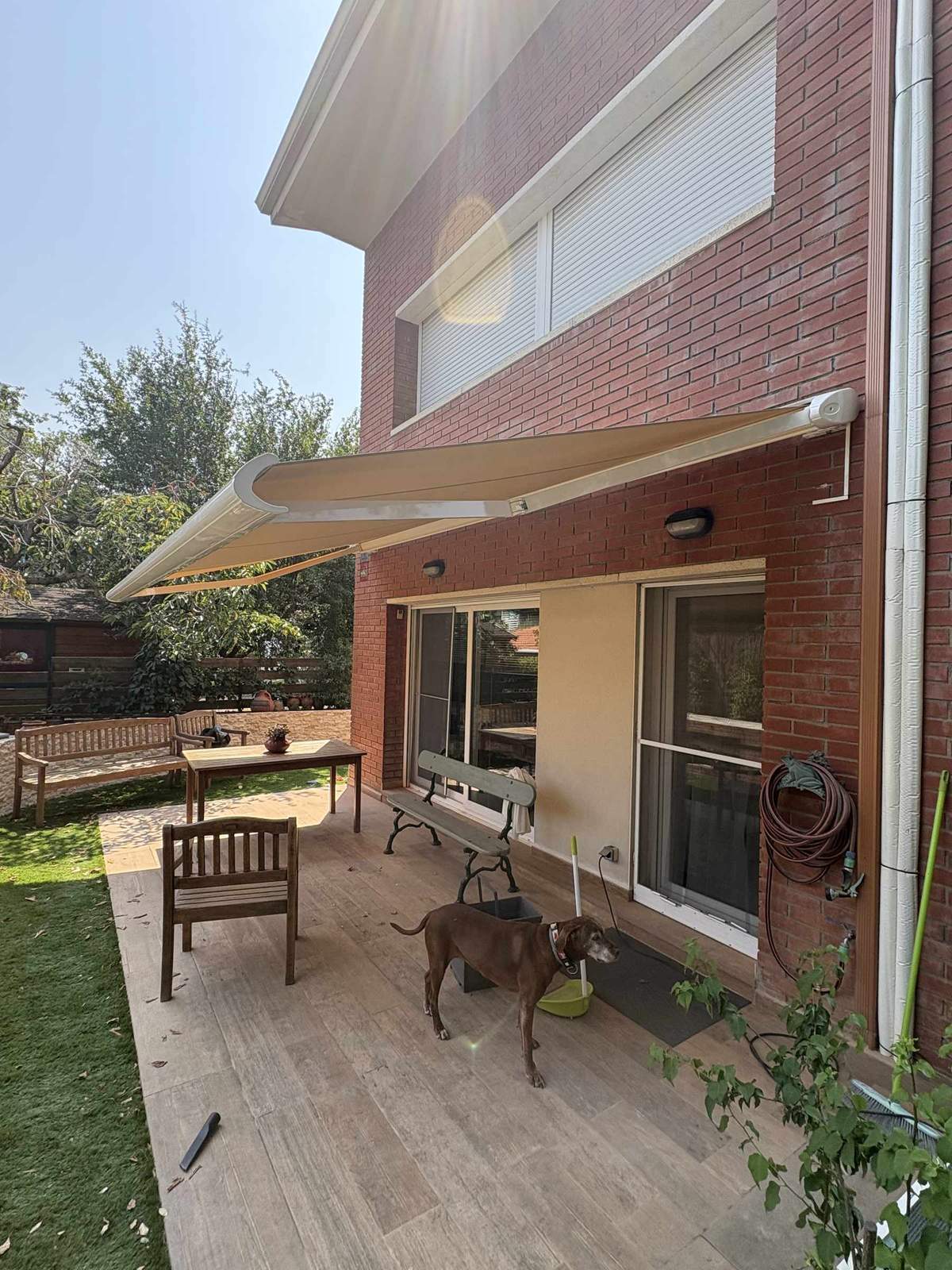 Toldo de cofre extendido sobre la terraza de una vivienda, instalado por COPERSE