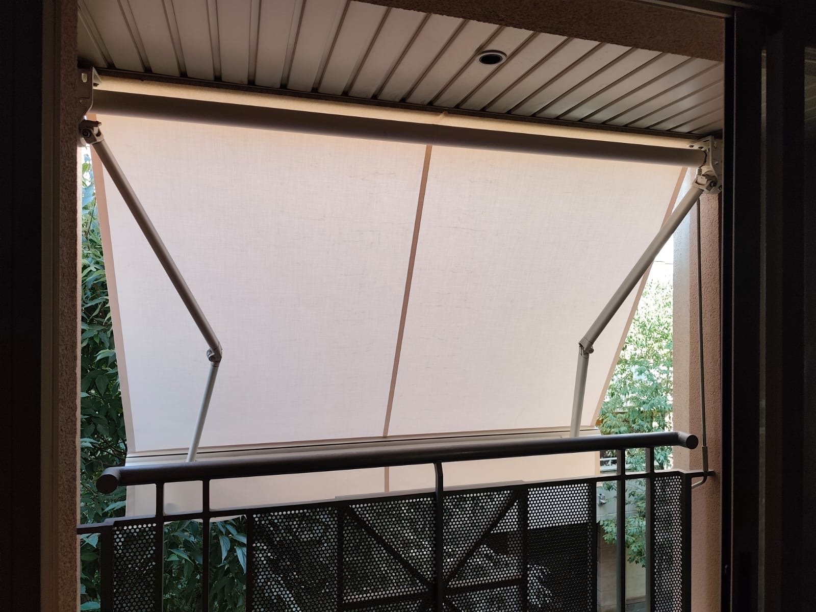 Toldo de punto recto instalado en un balcón, visto desde el interior